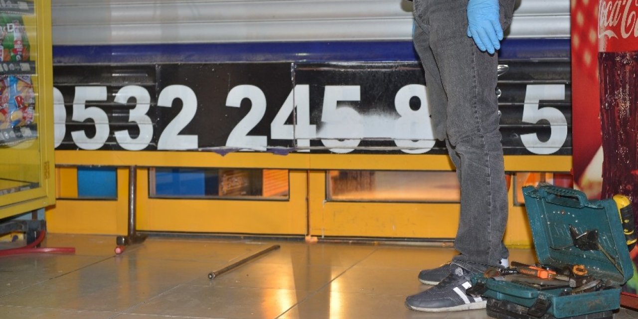 Tekel bayine saklandılar, polis çilingir ile kapıyı açtı