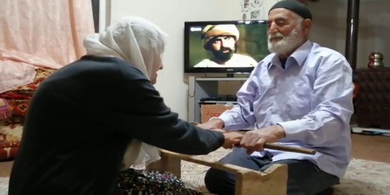 Evde spor yapan yaşlı çiftten "Evde kal, zinde kal" çağrısı