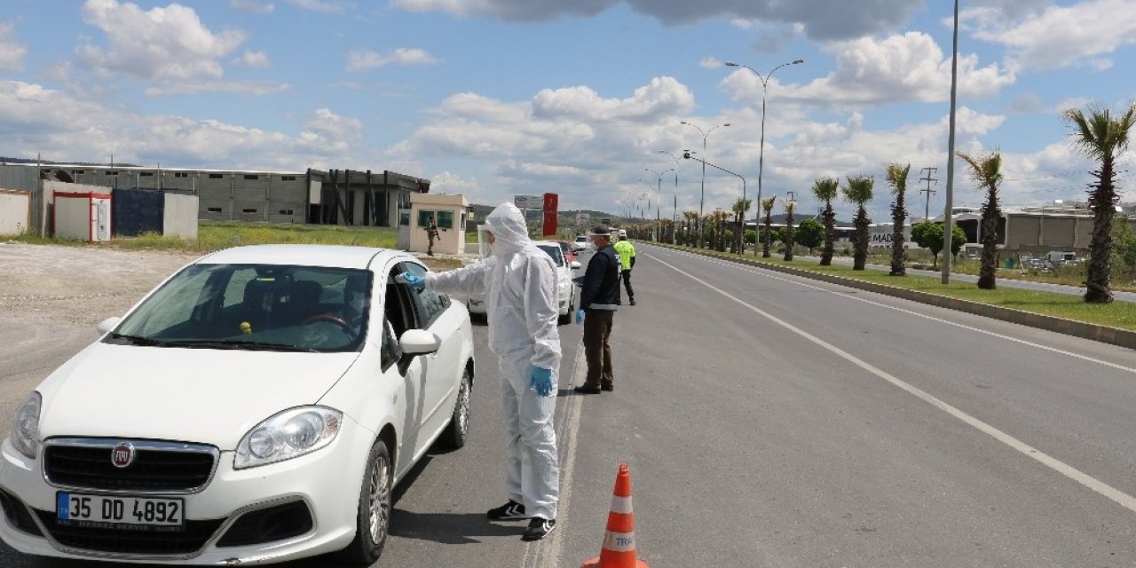 Polisten çocuklara kırmızı düdük