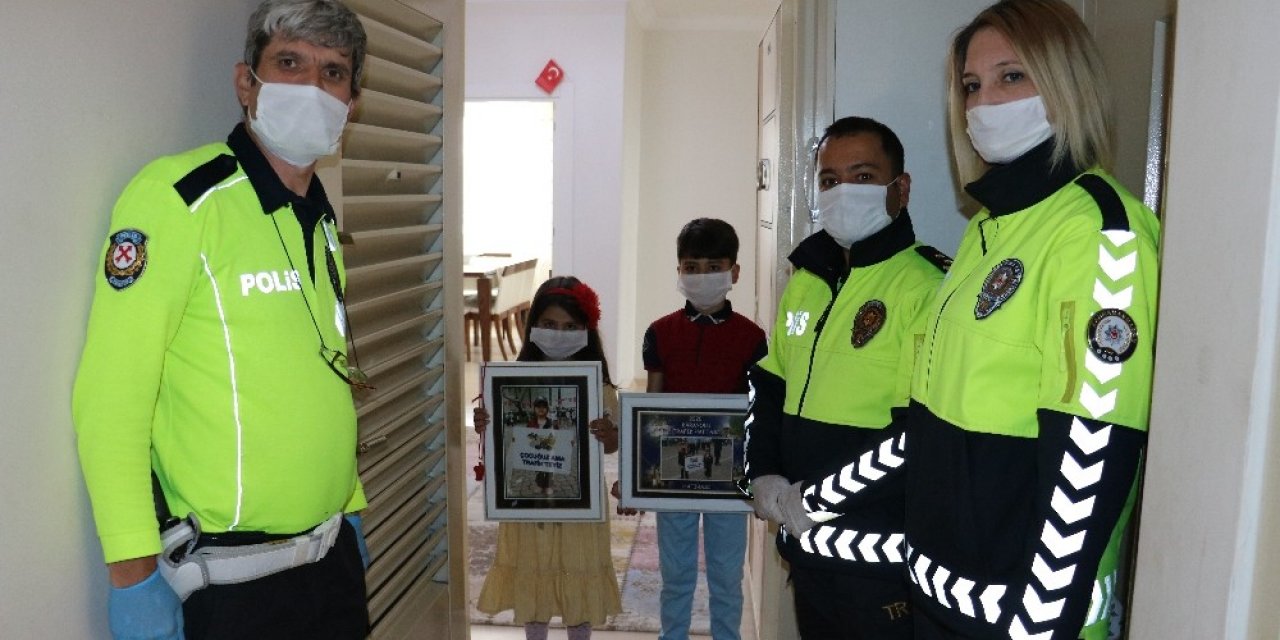 Trafik Polisleri iki kardeşi sevindirdi