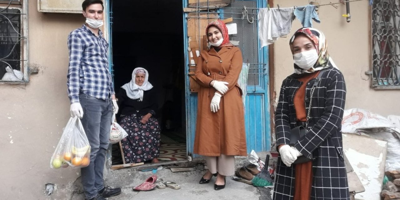 Kahramanmaraş'ta evinden çıkmayan yaşlılar için alışveriş yaptılar