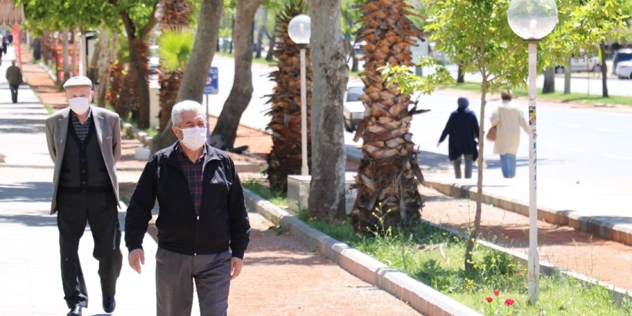 Kahramanmaraş'ta yaşlılar sokağa çıktı