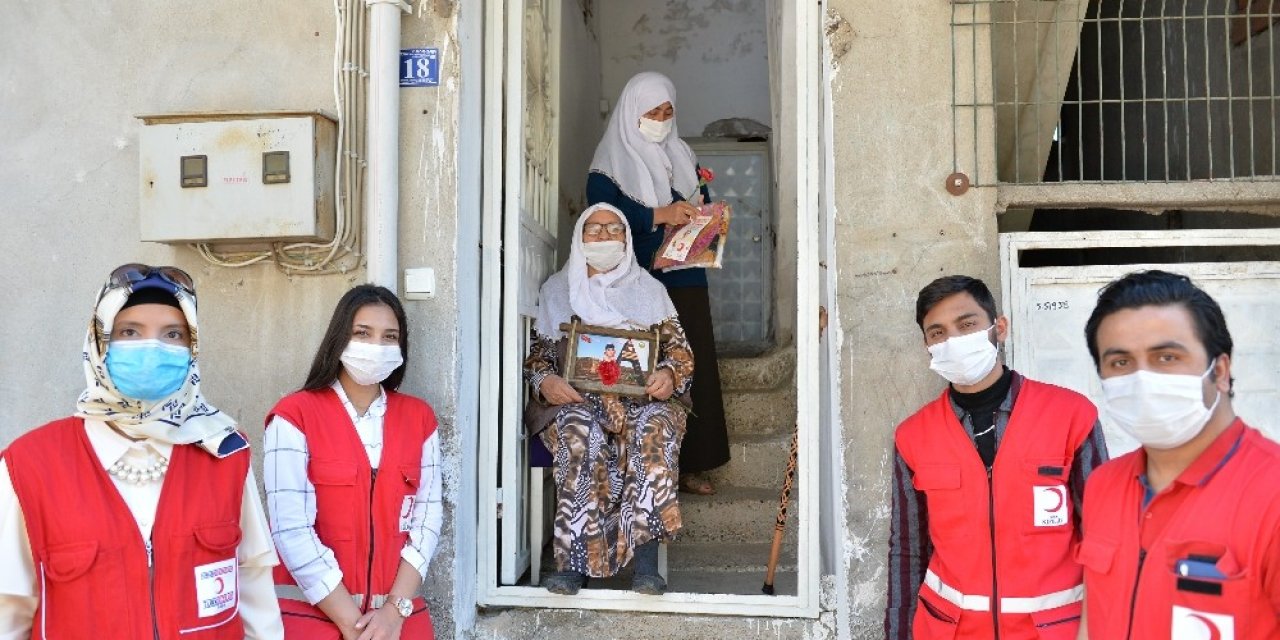 Kahramanmaraş'ta Kızılay’dan annelere sürpriz hediyeler