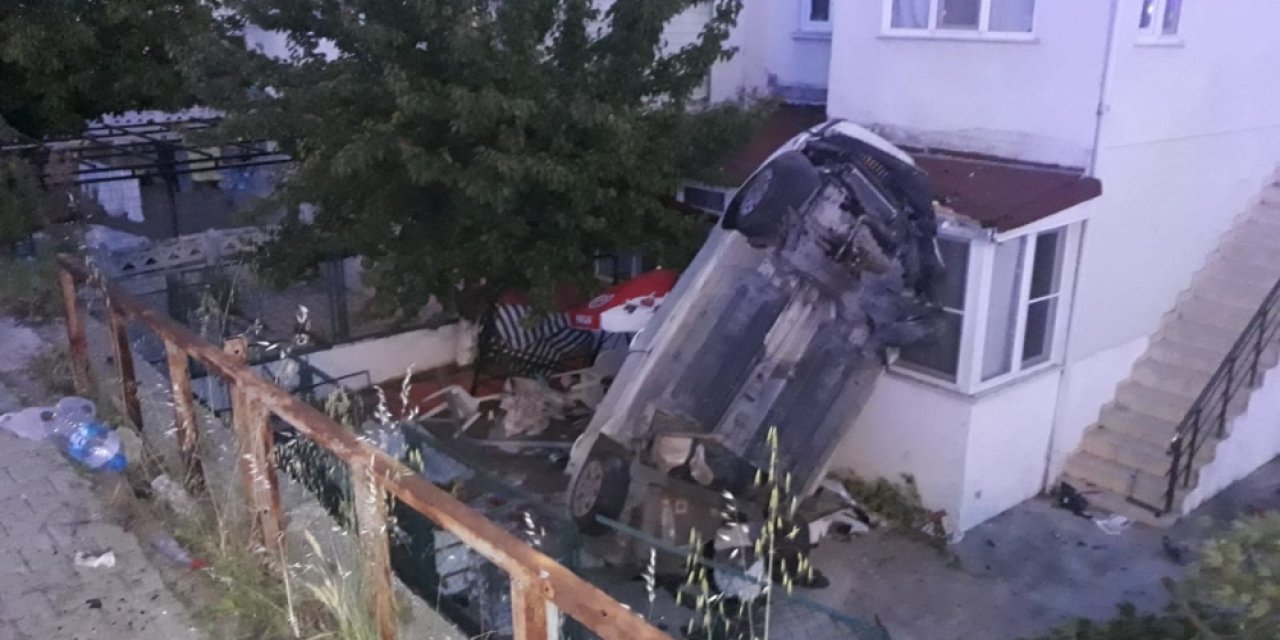 Talihsiz kazada 2 kişi öldü 3 kişi yaralandı