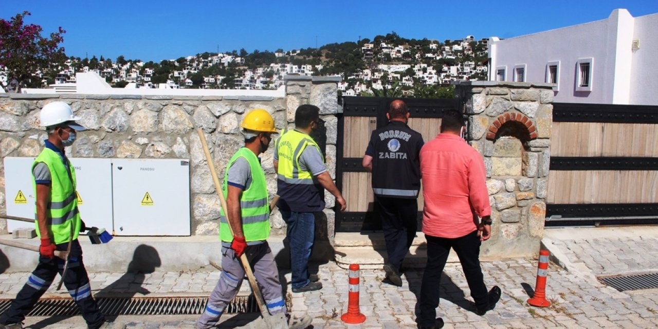 Belediye ekipleri, Yılmaz Özdil’in villasında yıkım çalışmalarına başladı