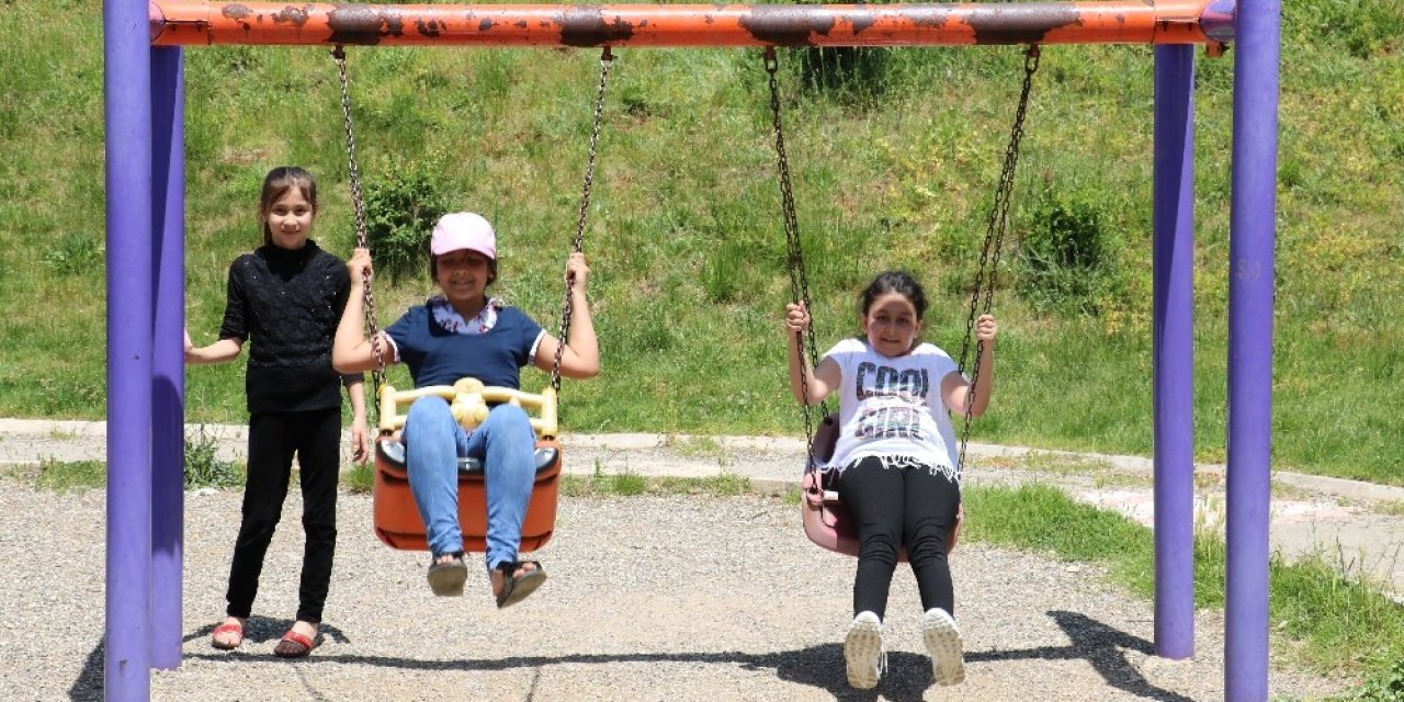 Kahramanmaraş’ta çocuklar parklara koştu