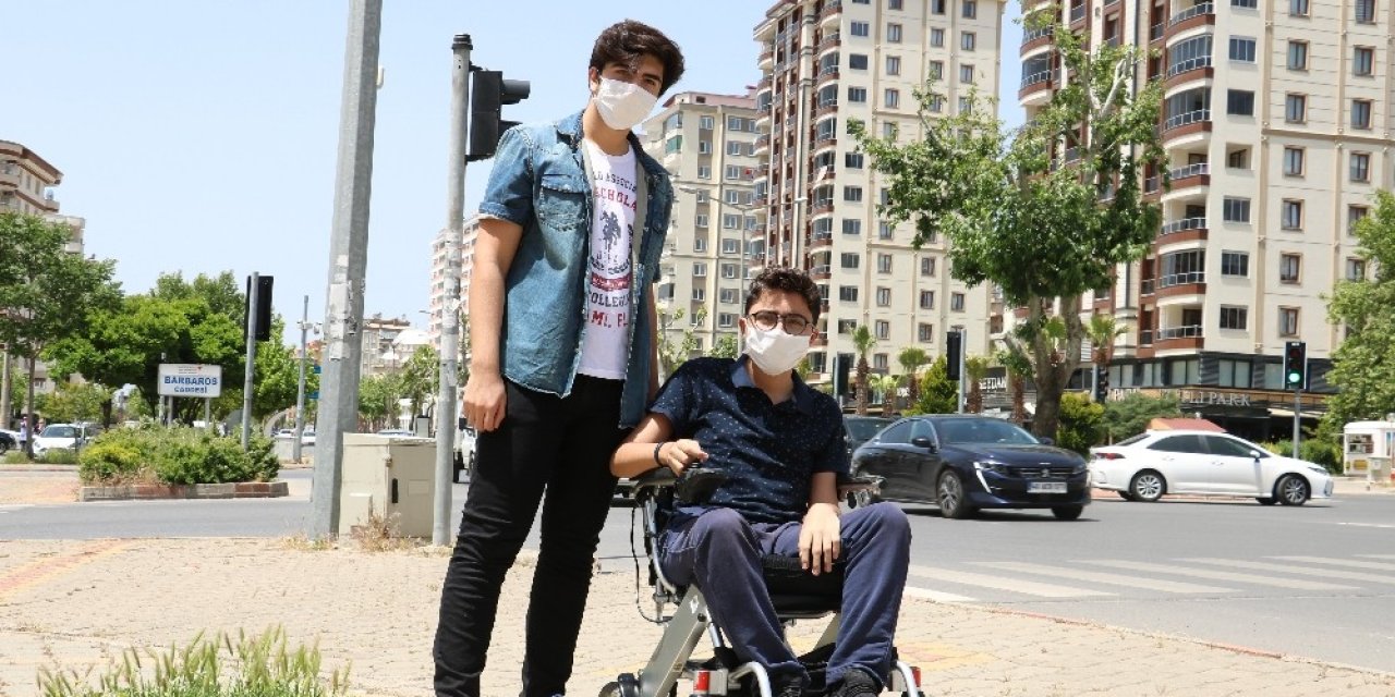 Kahramanmaraşlı genç, sokağa çıkardığı engelli kuzeni ile yürüyüş yaptı