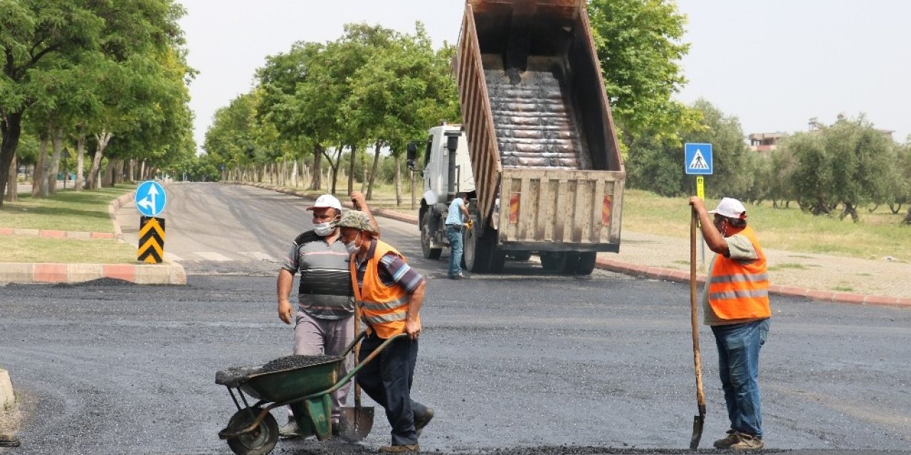 Kahramanmaraş'ta 40 derece sıcaklıkta asfalt döküyorlar