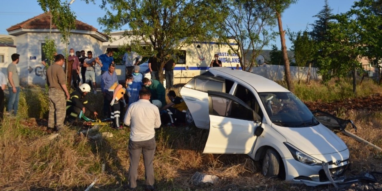Otomobil yük trenine çarptı: 2 ağır yaralı