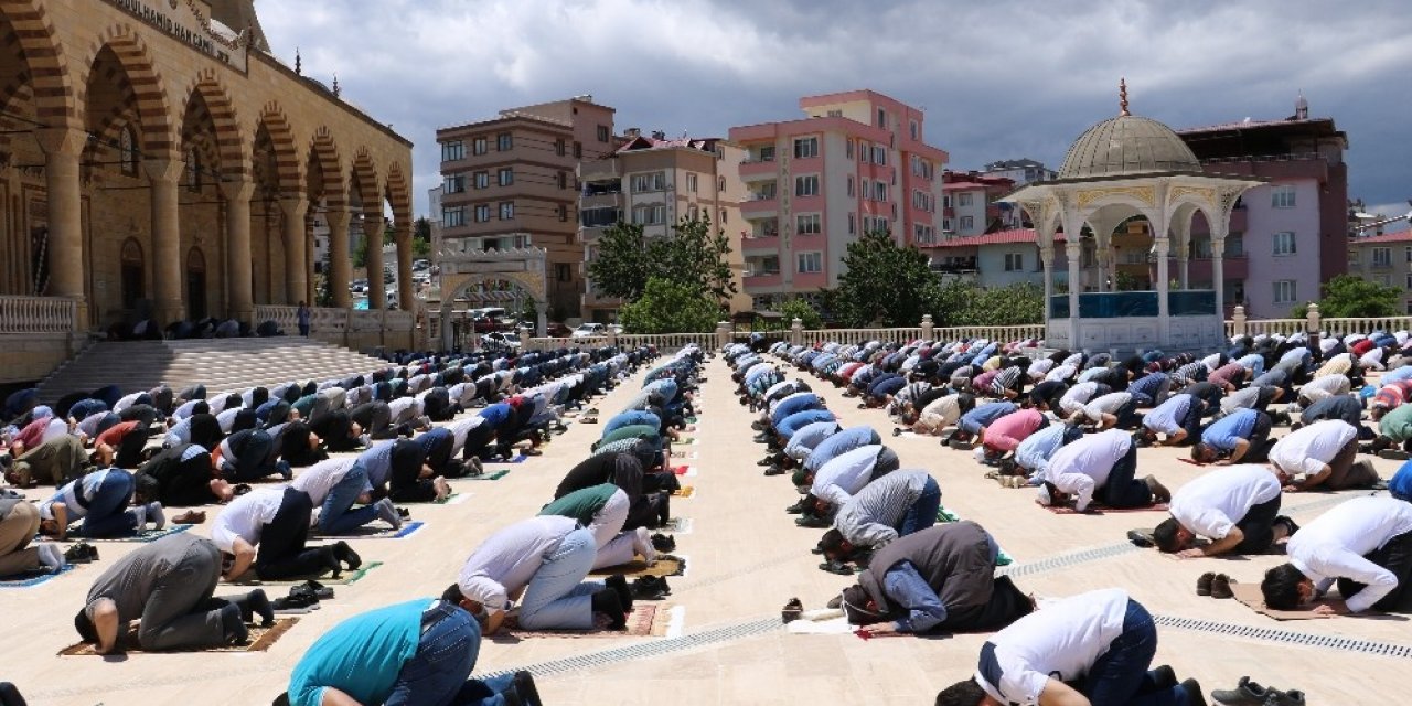 Abdülhamit Han Camiinde ‘sosyal mesafeli’ cuma namazı