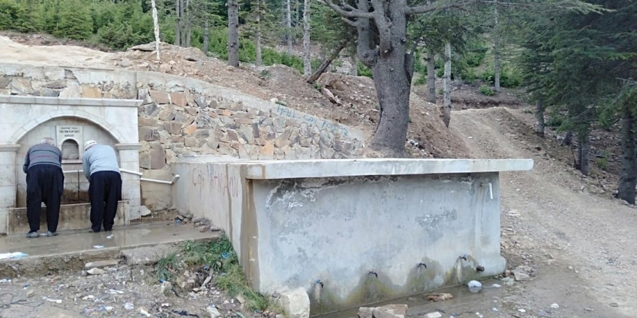 Yayladaki çeşme çöplükten geçilmiyor