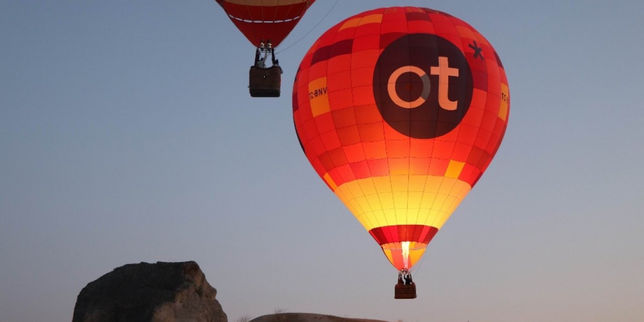 Kapadokya’da gökyüzü balonlarla renklendi