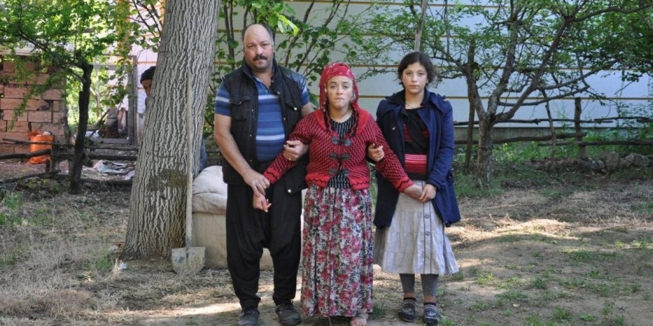 Afşinli annenin 21 yıllık çilesi, kızlarını sırtlarında taşıyorlar