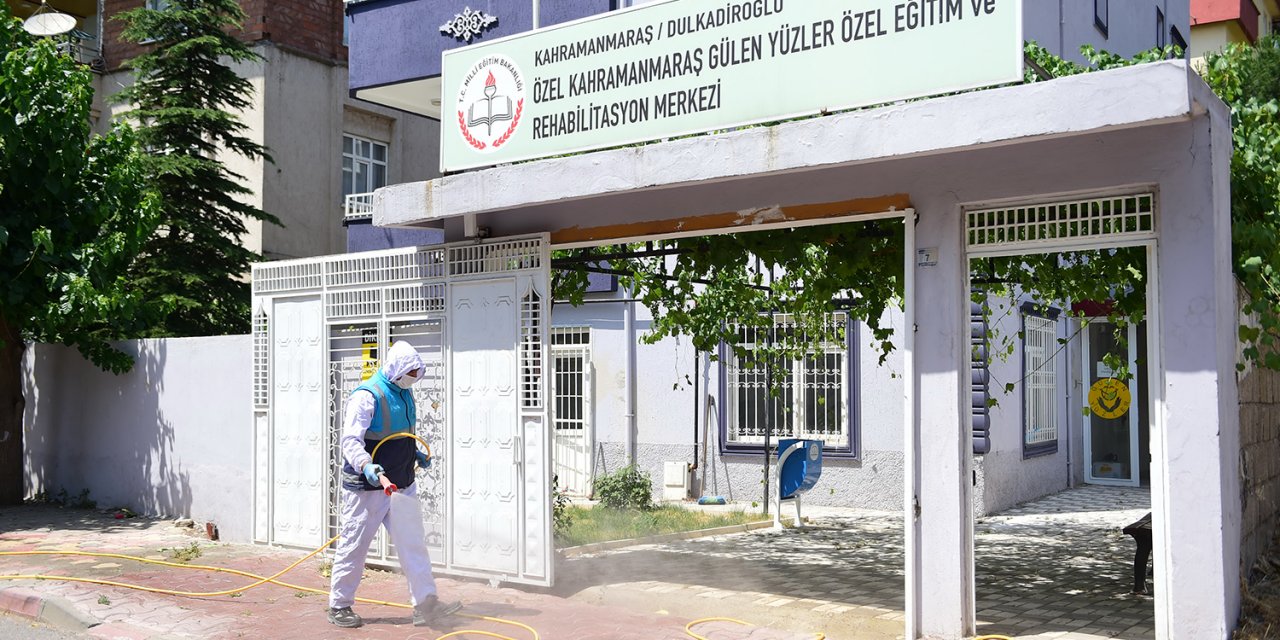 Dulkadiroğlu Belediyesi okulları ilaçlıyor