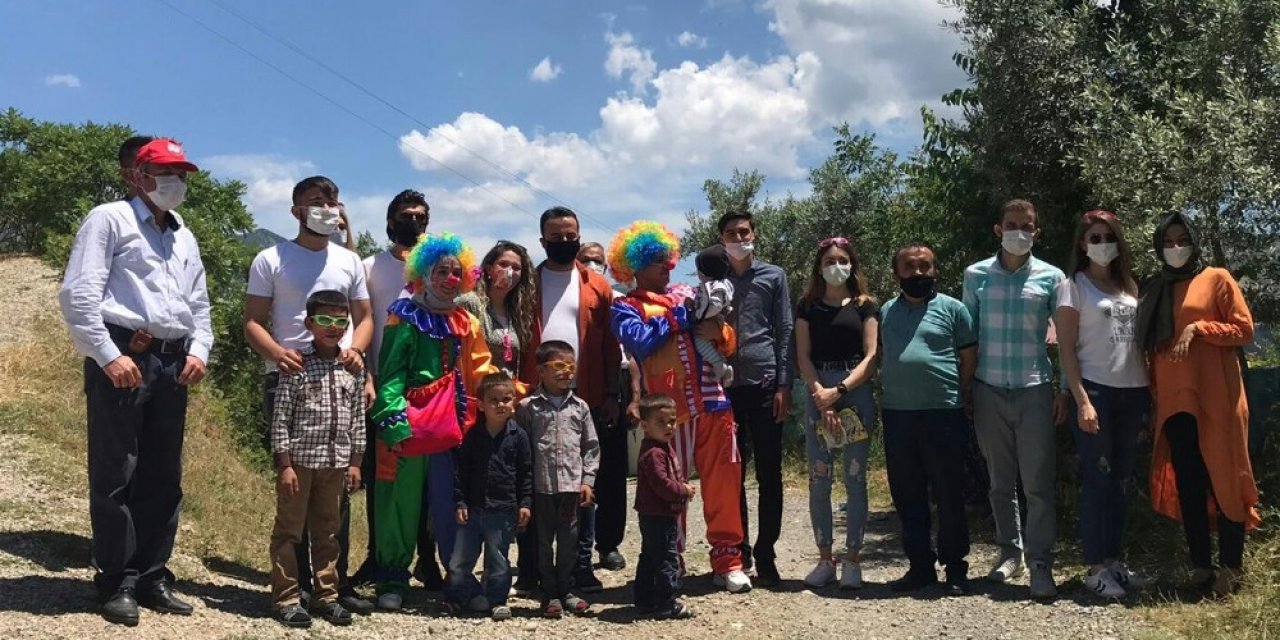 Kahramanmaraş'ta Köy köy gezip çocuklara oyuncak dağıtıyorlar