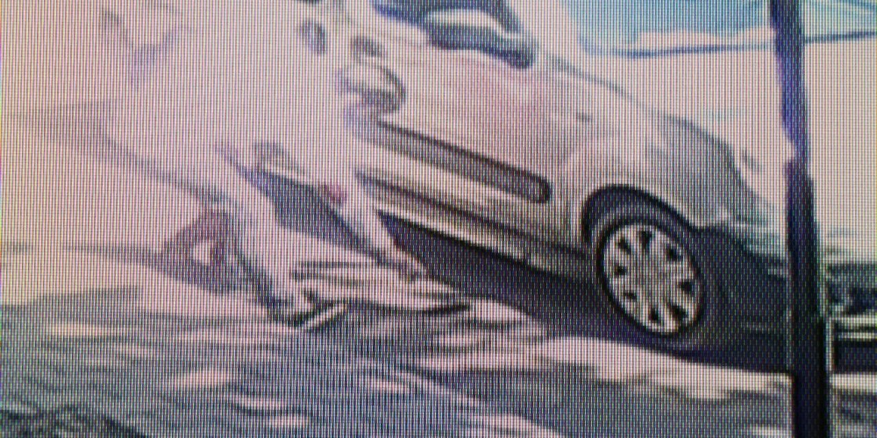 Kadının düşürdüğü telefonu alıp kayıplara karıştı