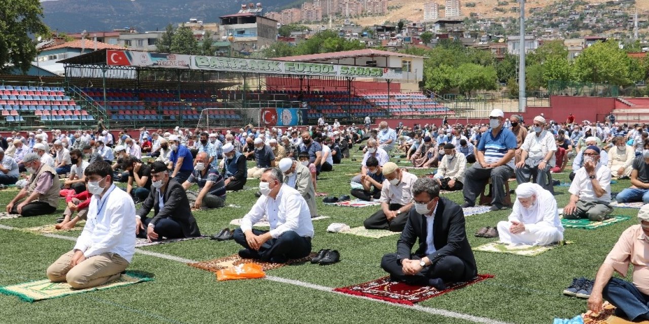 Cuma namazında yağmura yakalandılar