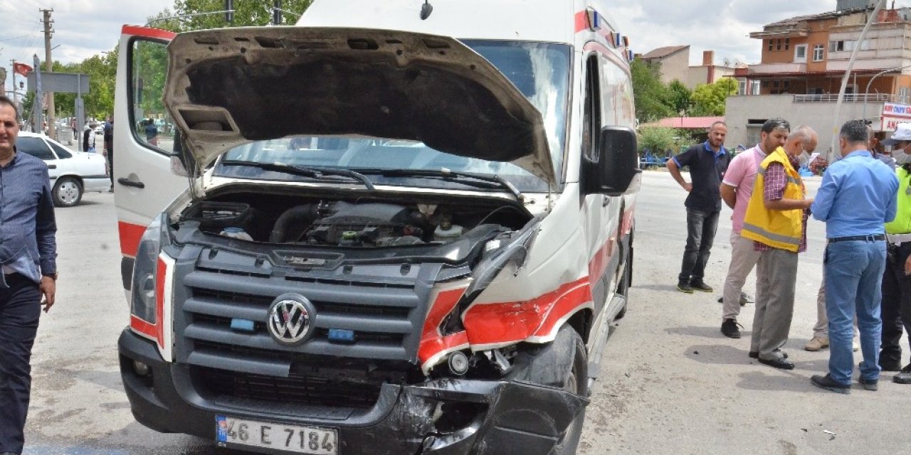 Otomobille ambulans çarpıştı: 1 yaralı