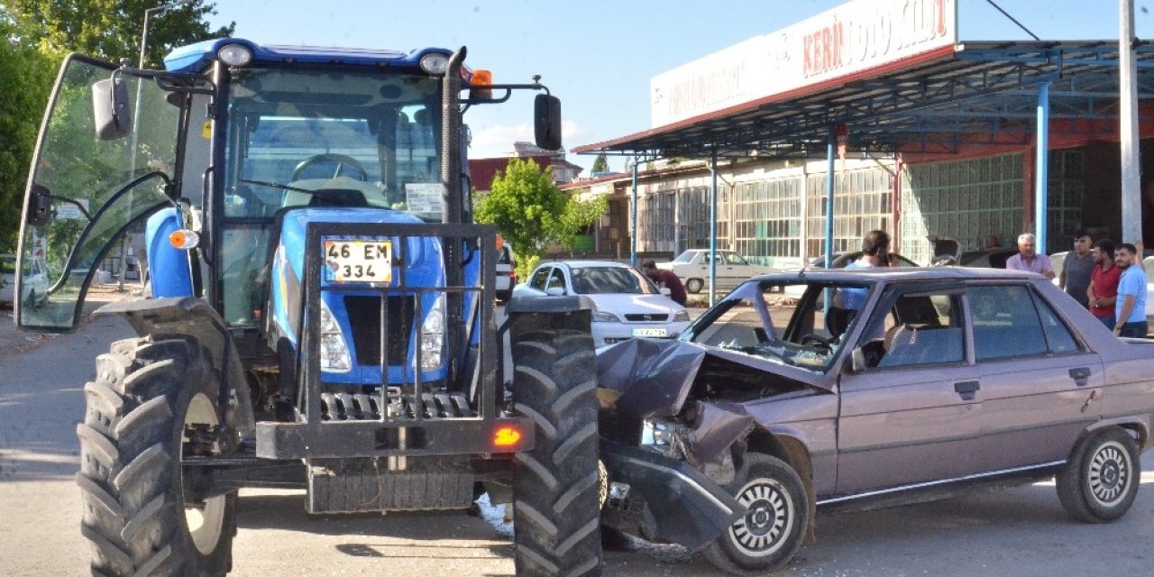 Traktörle otomobil feci şekilde çarpıştı
