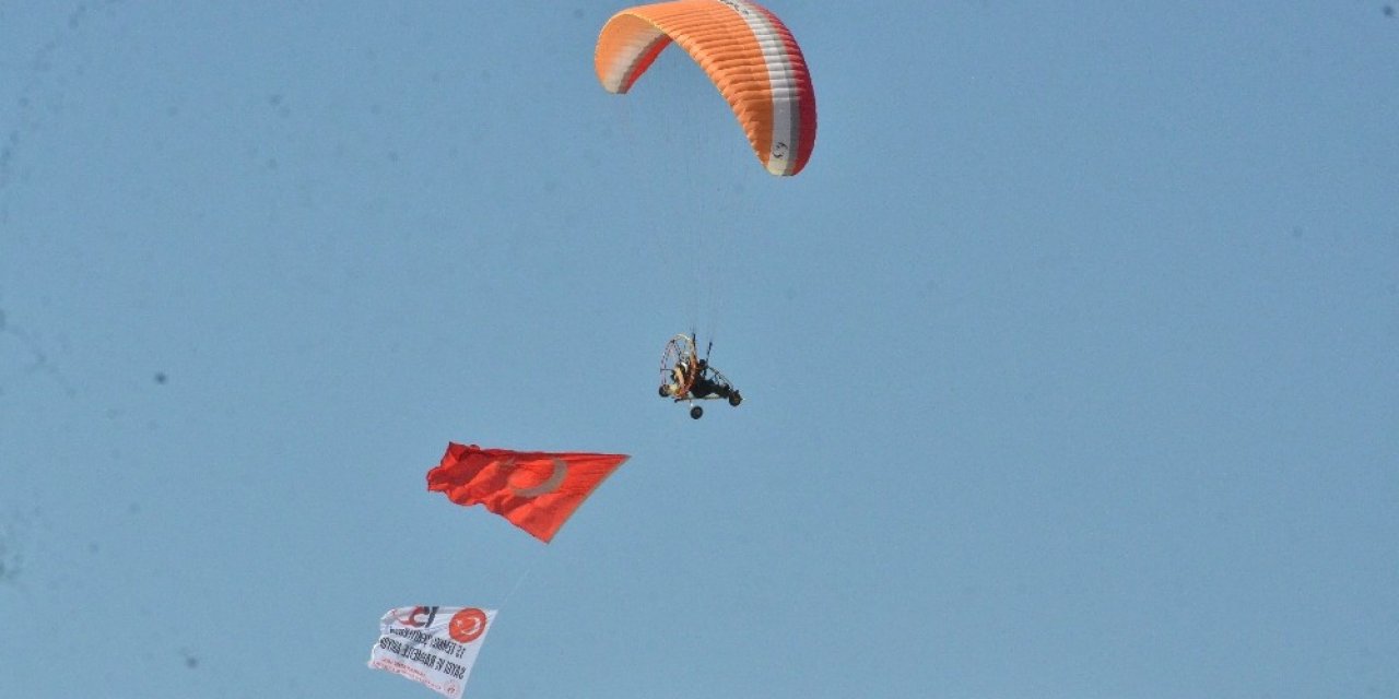 Elbistan'da paraşütçüler kent üzerinde uçuş yaptılar