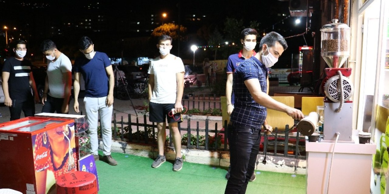 Kahramanmaraş'ta kuruyemişçi akşam yürüyüşündeki vatandaşlara öyle bir şey yapıyor ki!