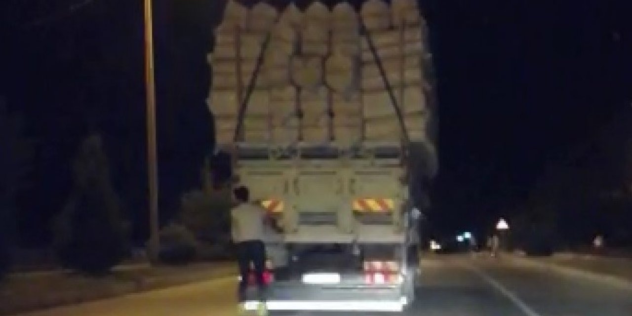 Kamyonun arkasında patenle tehlikeli yolculuk