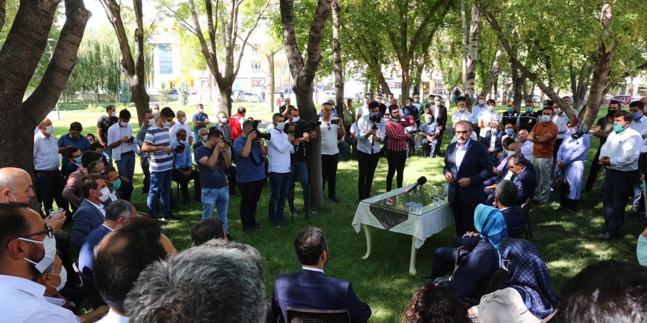 Mahir Ünal baba ocağında vatandaşlarla bayramlaştı