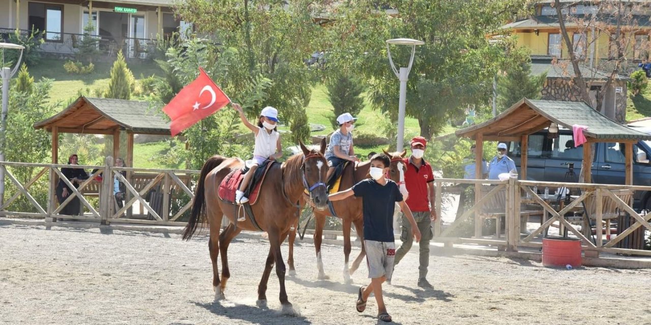 Türkoğlu Belediyesi bu bayramda şehit ve gazi çocuklarını gülümsetti