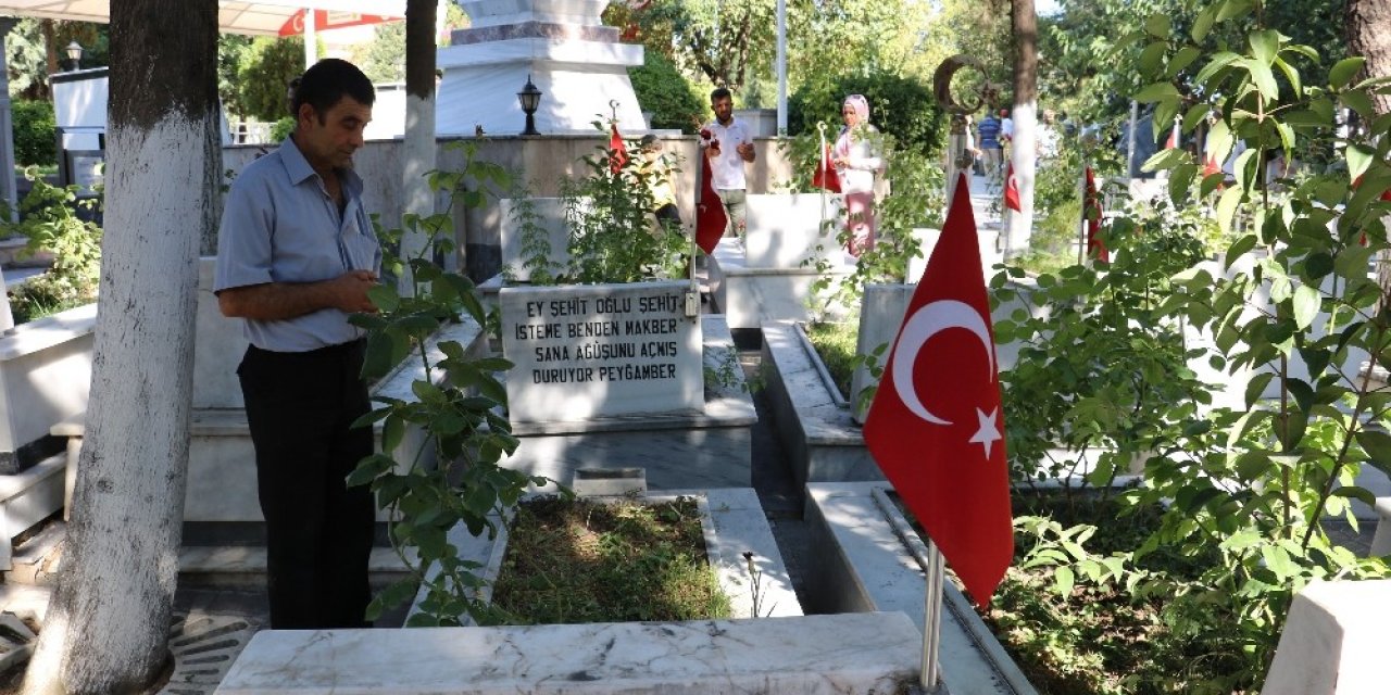 Kahramanmaraş’ta vatandaşların mezarlık ziyareti
