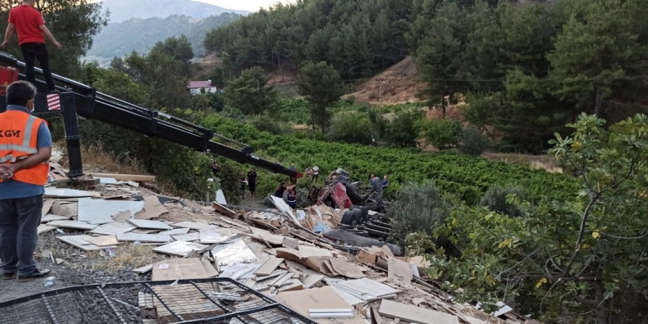 Kahramanmaraş'ta tır dere yatağına uçtu