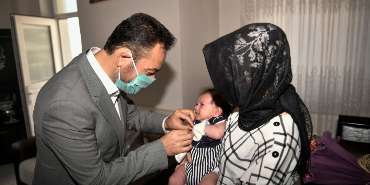 Elbistan Belediye Başkanı Başkan Mehmet Gürbüz Her yeni doğan bebeğe 1 altın takıyor