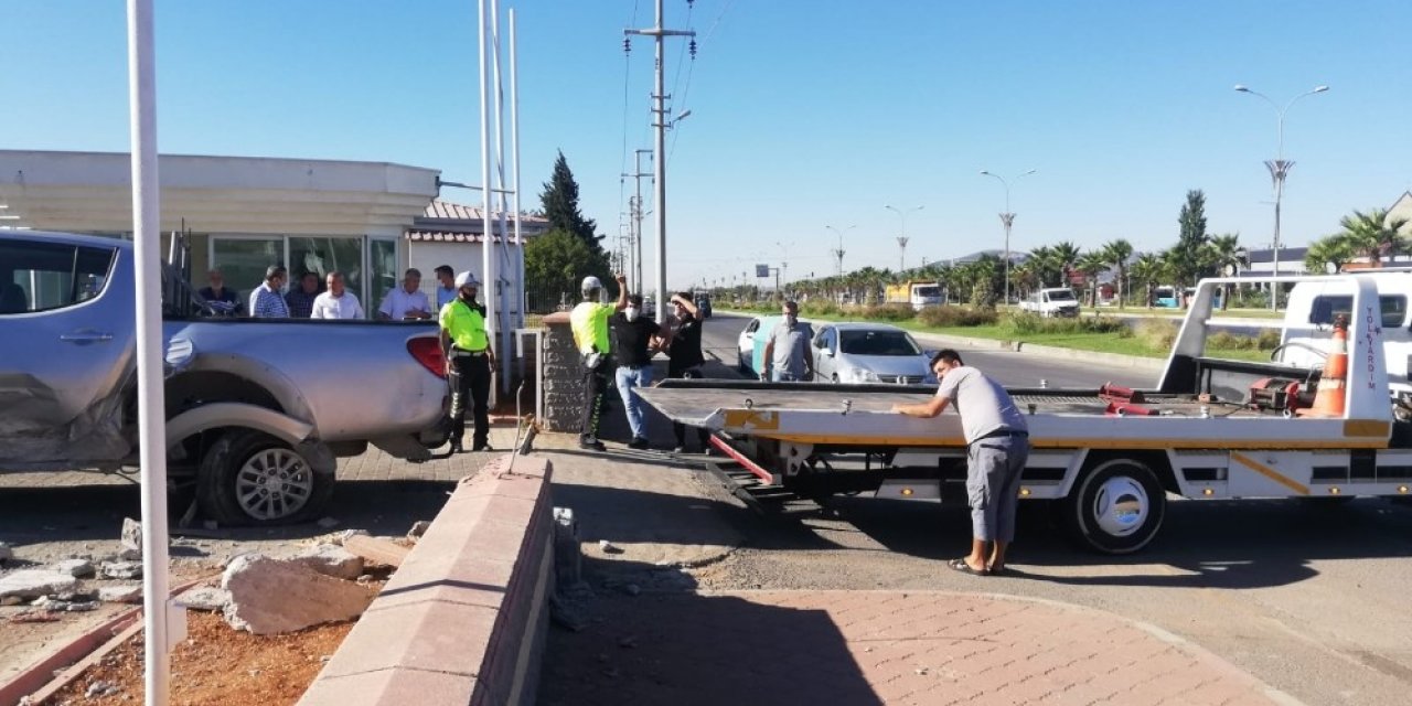 Kamyonet ile otomobil çarpıştı 3 kişi yaralandı