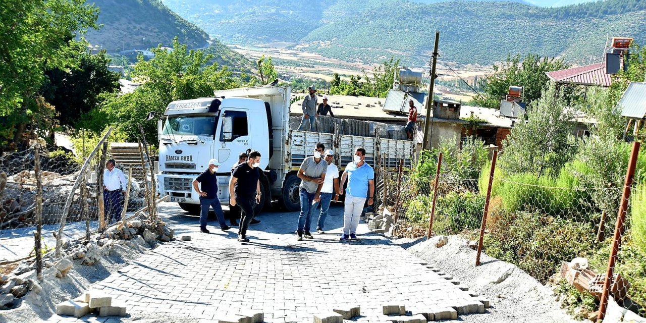 Belediye Başkanı Okumuş Türkoğlu’nda parke çalışmaları sürüyor