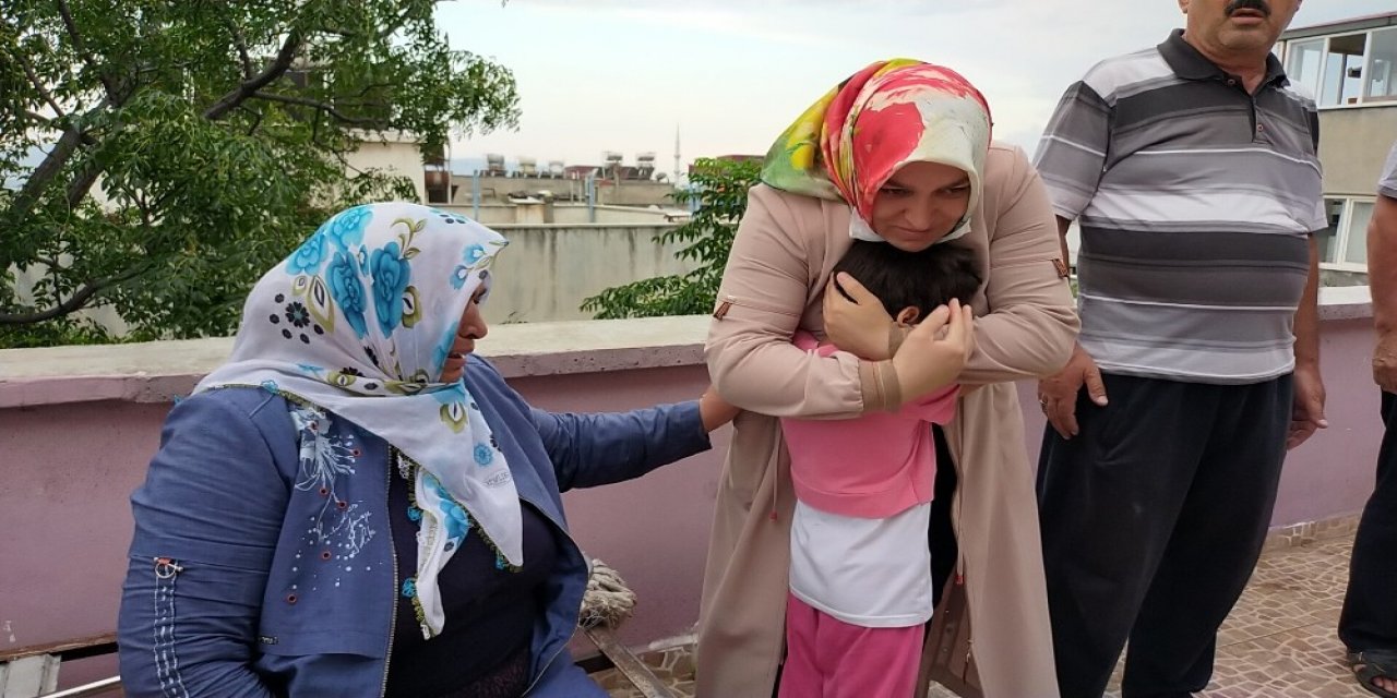 Kahramanmaraş'ta Yanan evindeki eşyaları için gözyaşı döktü