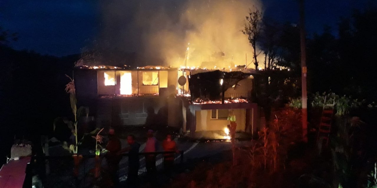 Afşin’de çıkan depo yangını iki eve zarar verdi