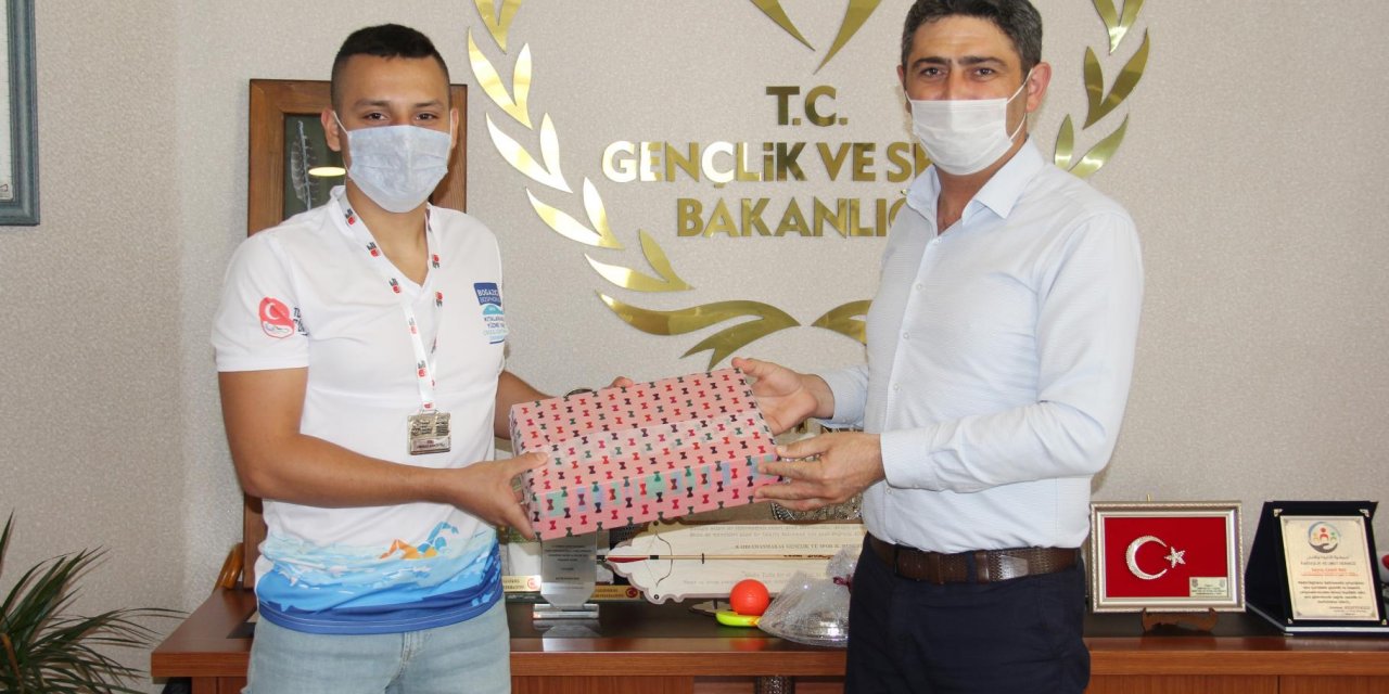 Yüzücü Doğukan Demir yüzümüzü ağarttı