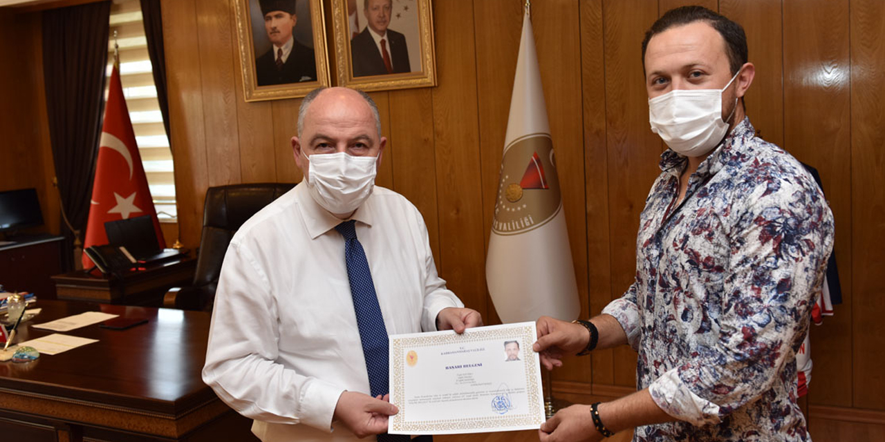 Kahramanmaraş'ta yaralıyı 1 kilometre sırtında taşıyan sağlık teknikerine başarı belgesi