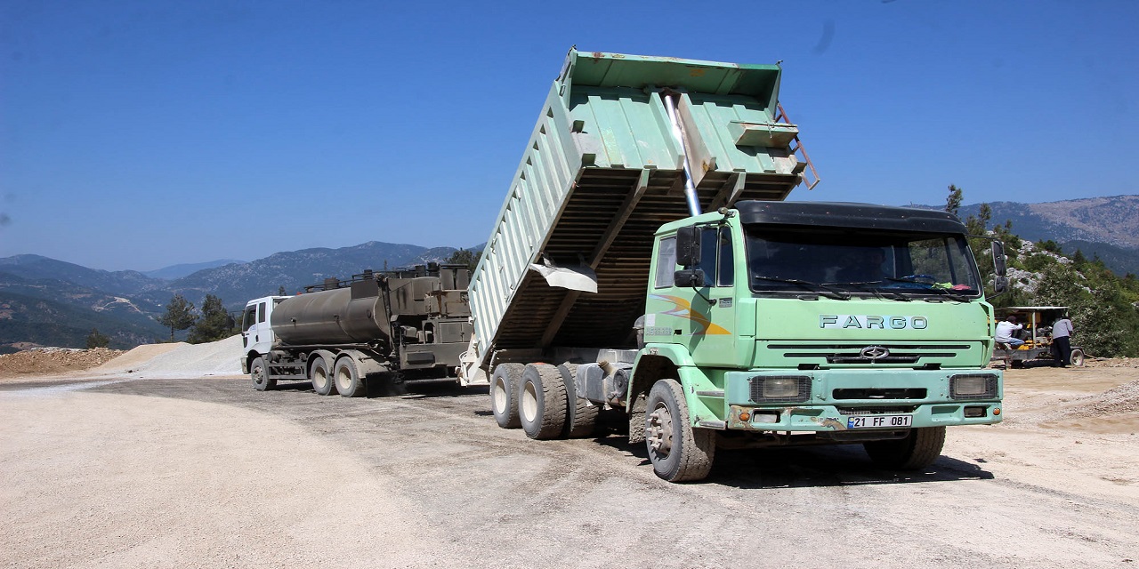 Kahramanmaraş’ta Avkasrı yoluna sathi kaplama yapılıyor
