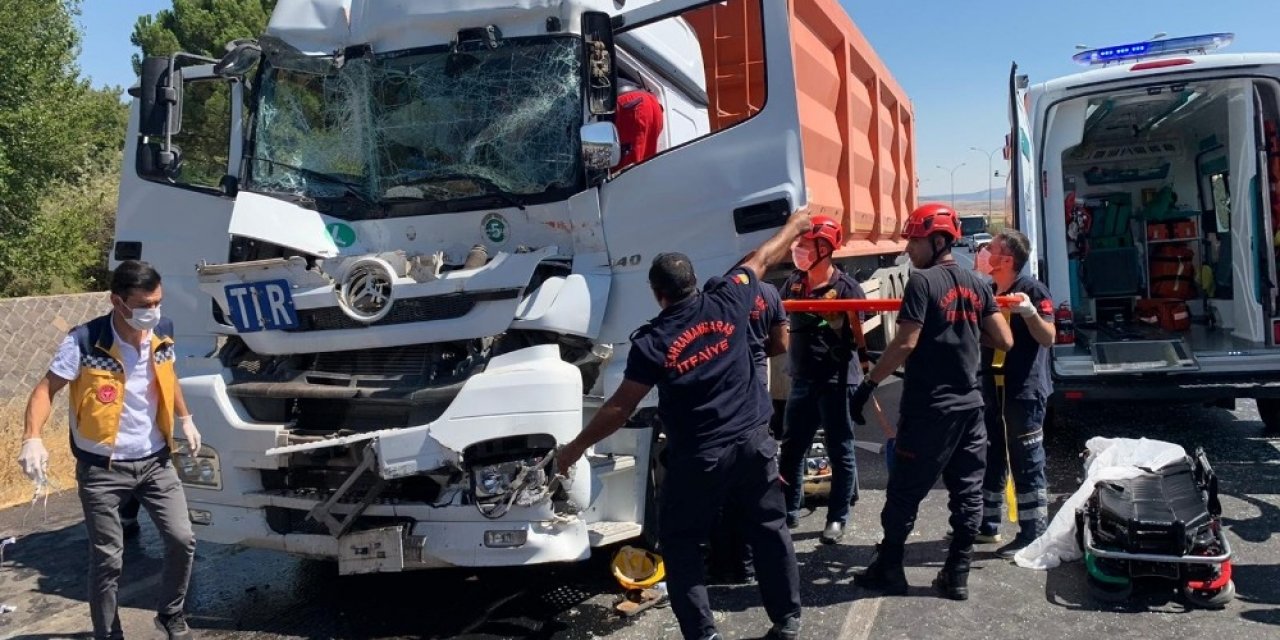 Kahramanmaraş'ta Kırmızı ışıkta bekleyen tıra çarpan tır şoförü yaralandı