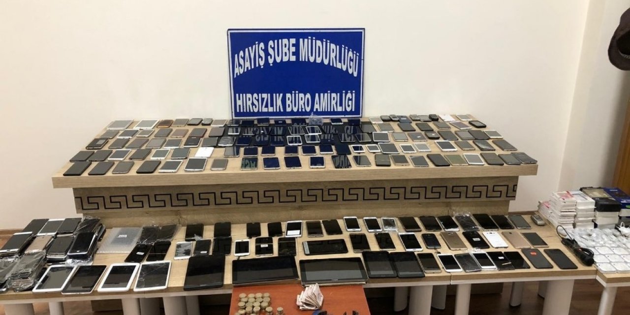 Kahramanmaraş'ta Hırsızın deposundan 230 adet cep telefonu çıktı