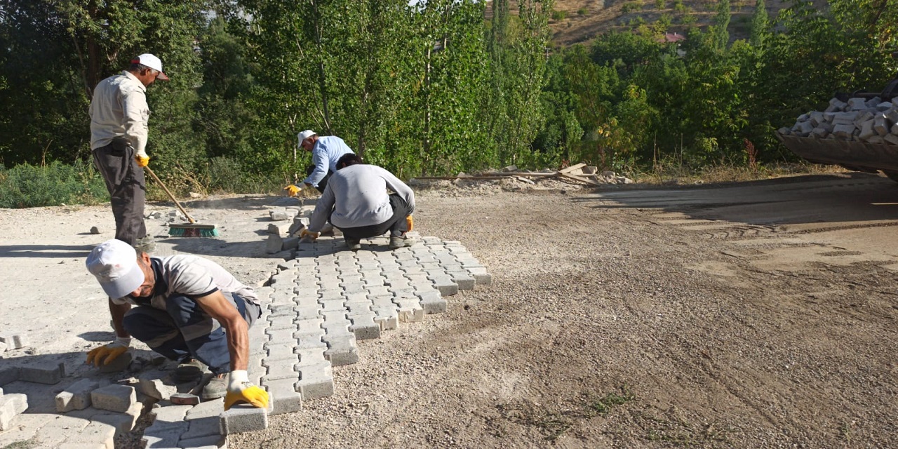 Göksun’daki Değirmendere yollarına parke döşeniyor