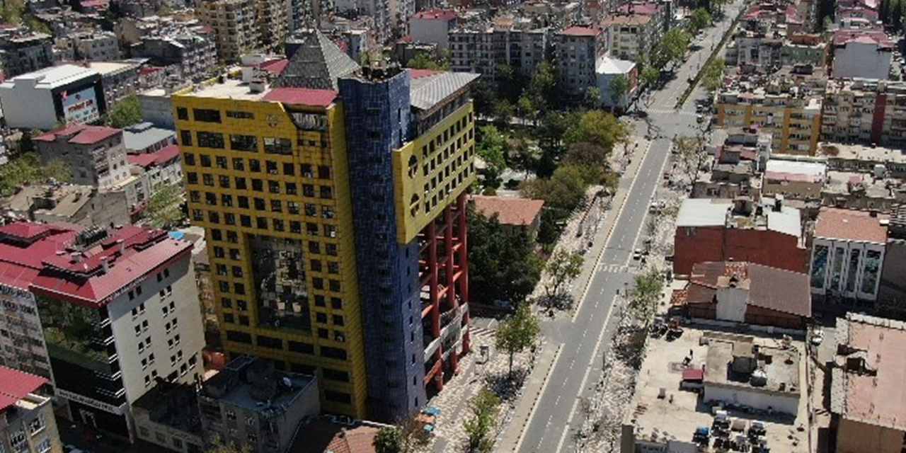 "Dünyanın en saçma binası"nda yıkım çalışmaları sürüyor