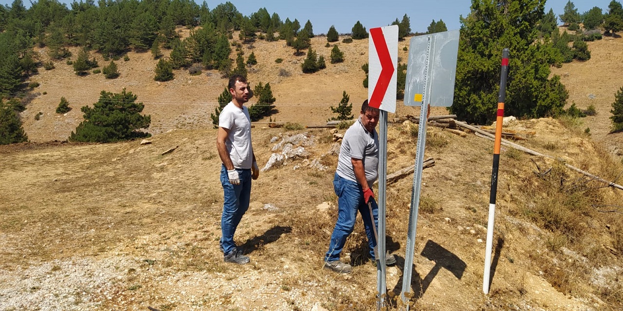 Kahramanmaraş’taki trafik levhaları onarılıyor