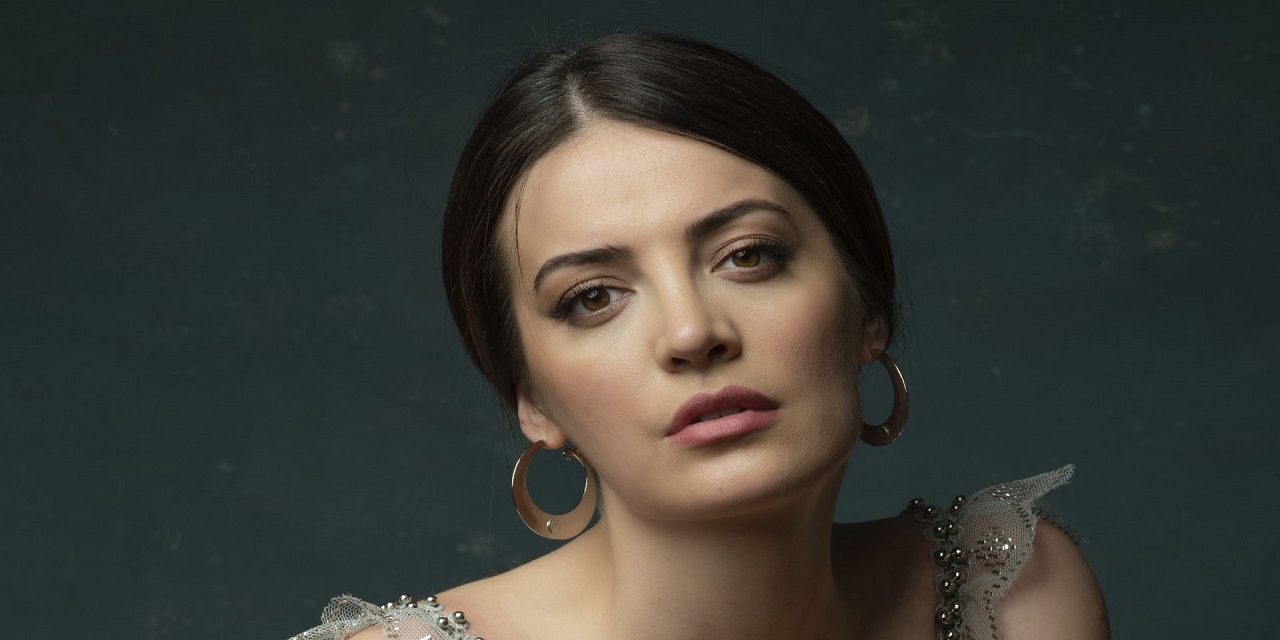 Güzel oyuncu İrem Sak, Çukur dizisine dahil oldu, Twitter’da gündem oldu