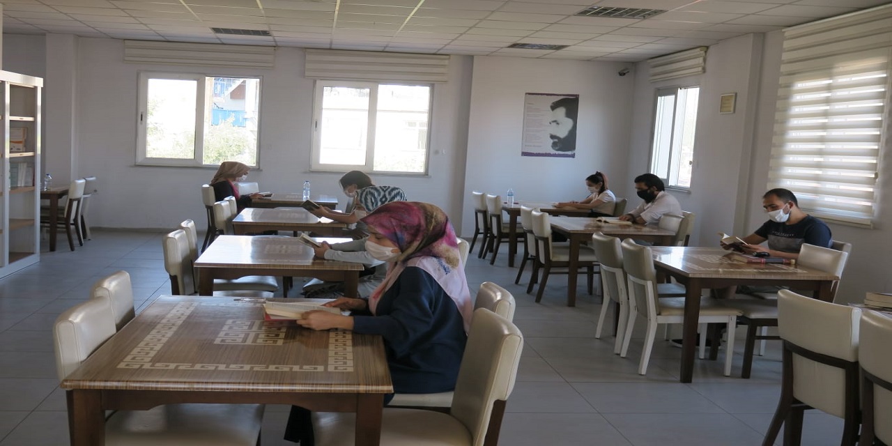 Kahramanmaraşlı vatandaşlar kitap okuyor!