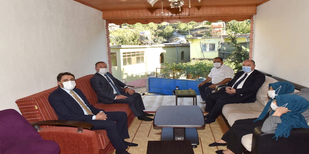 Vali Coşkun Siyam İkizleri Ayşe ve Sema Tanrıkulu’nu ziyaret etti