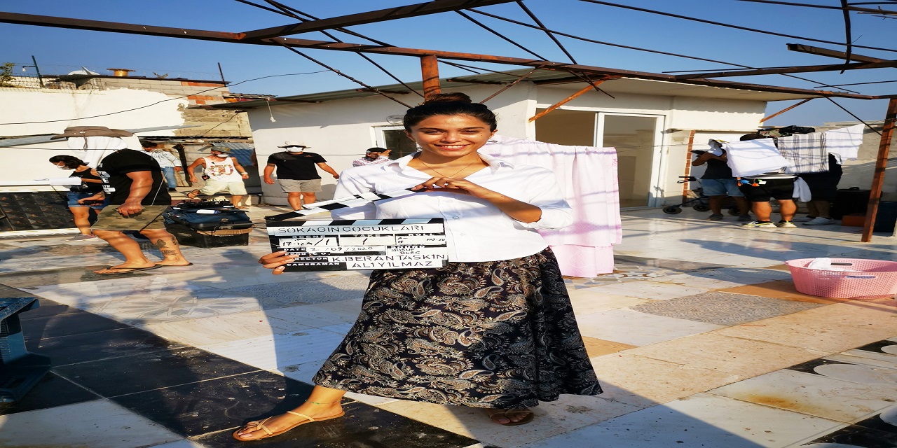 Sultan Sarohan sokağın çocuklarıyla geliyor