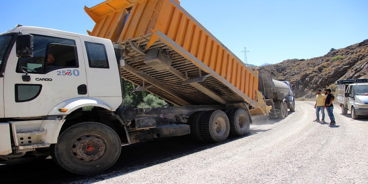 Kahramanmaraş’ın Göksun ilçesindeki Kınıkkoz Yoluna sathi kaplama