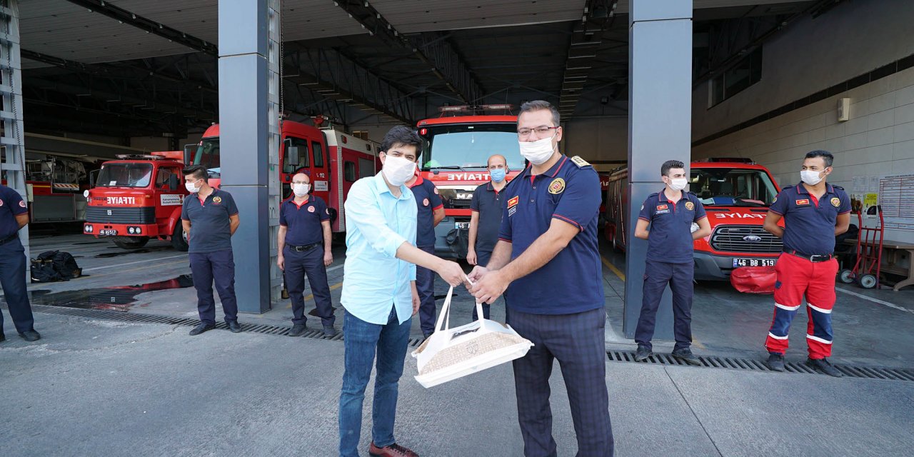 Kahramanmaraş’ta kedisi kurtulan vatandaştan itfaiye ekiplerine teşekkür