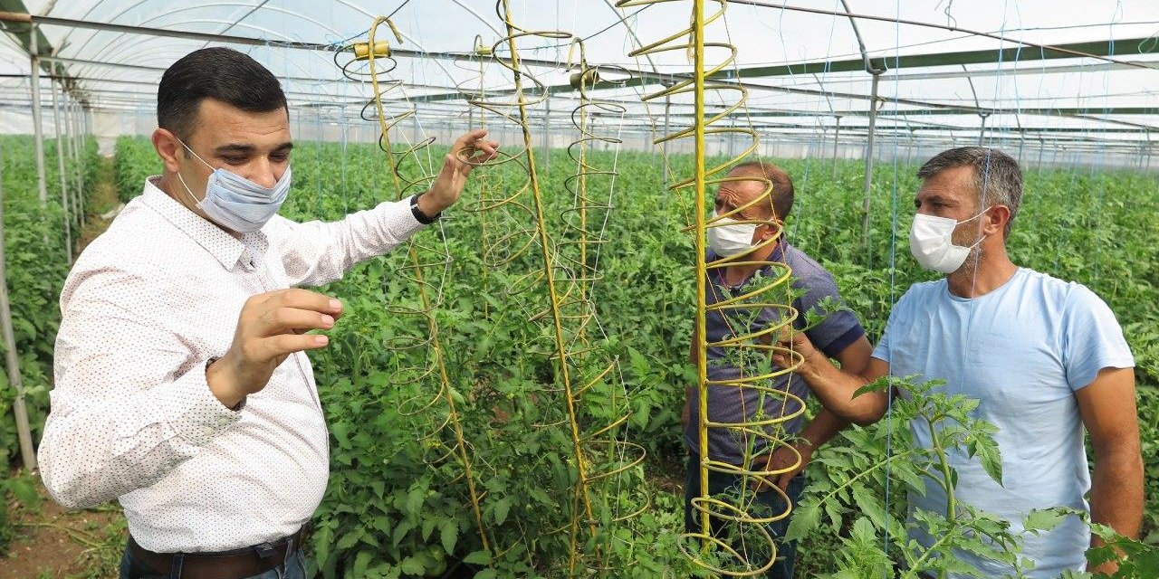 Kahramanmaraş’ta geliştirdiği aparatla seracılığı kolaylaştırdı